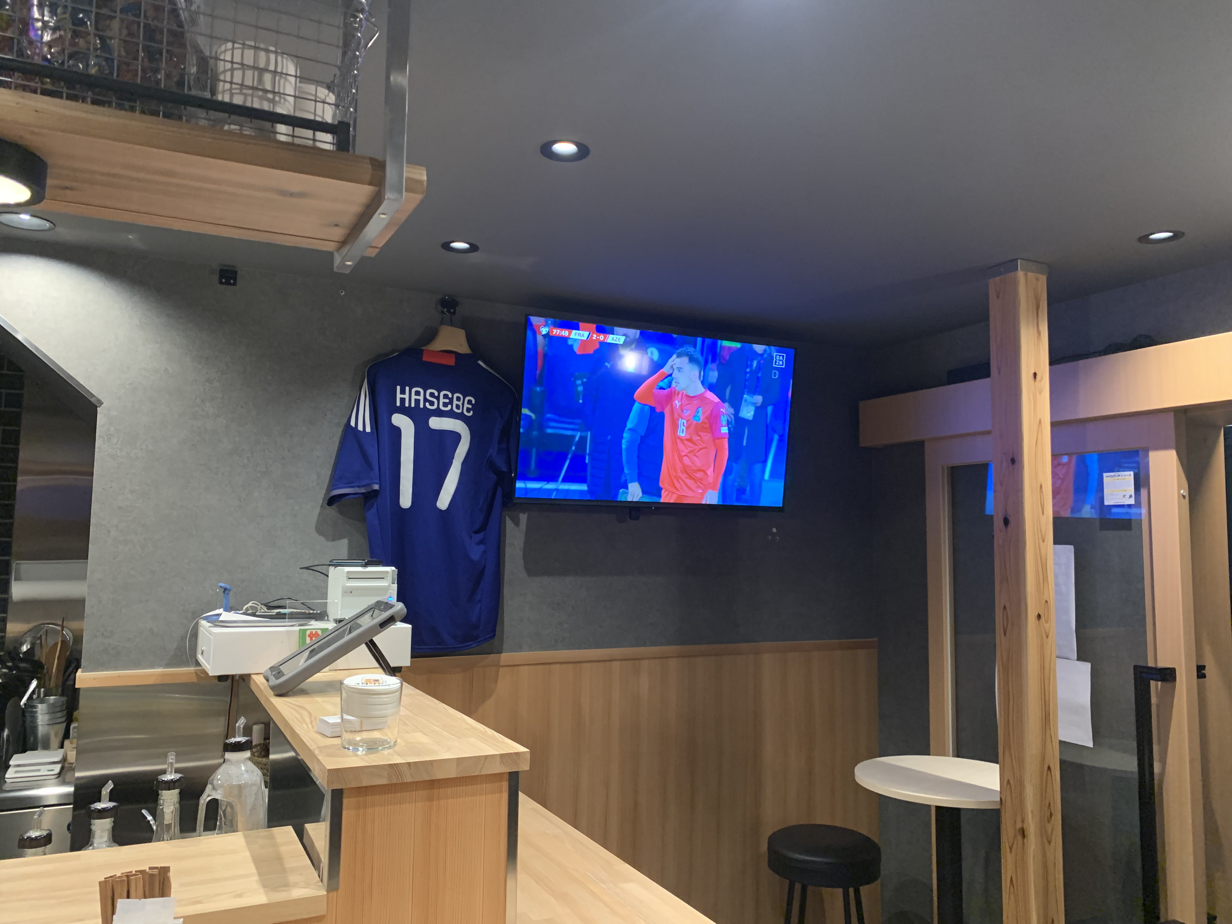木目調のカウンター席が並ぶ店内の様子