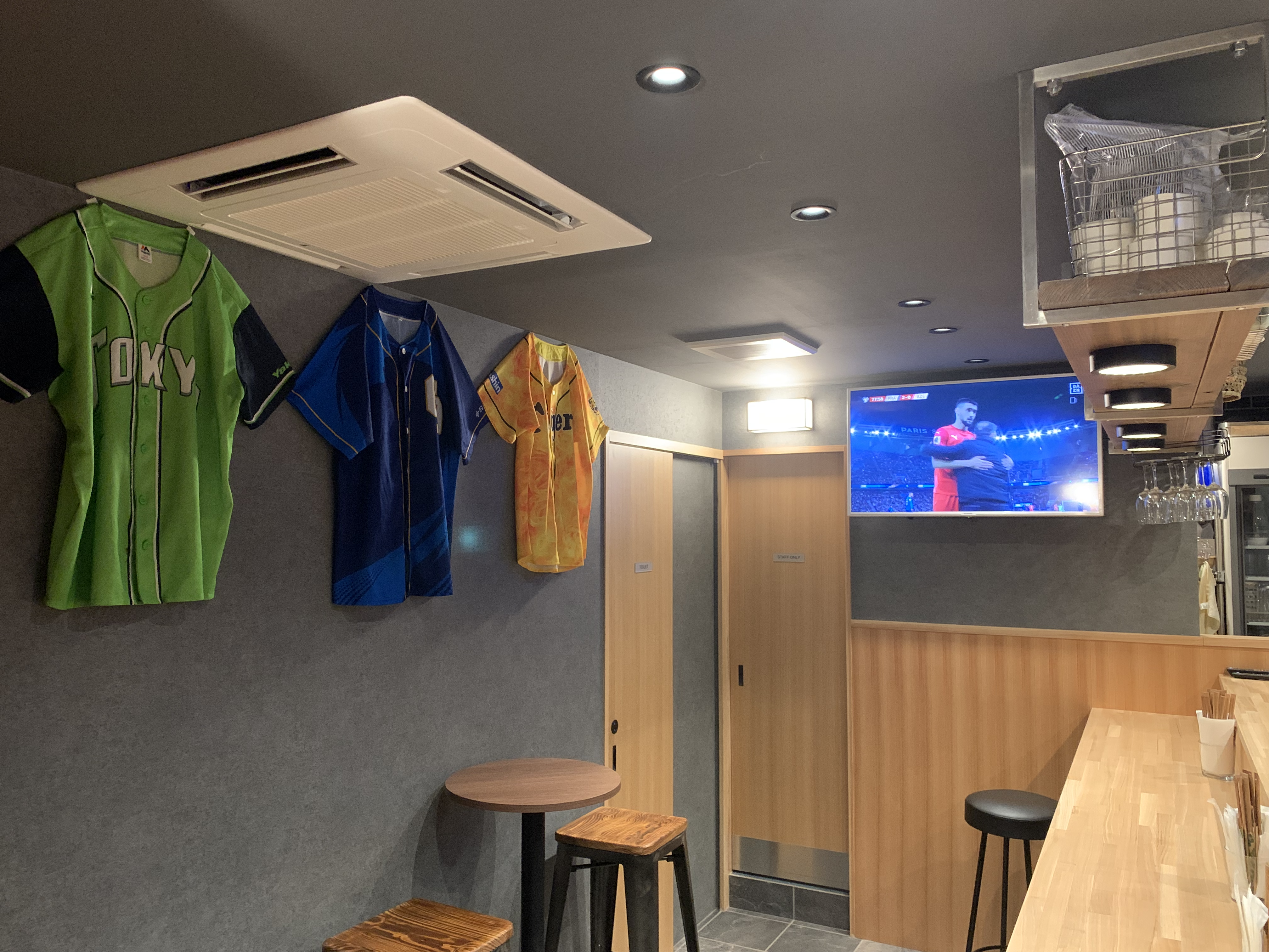 壁面モニターと装飾のある店内